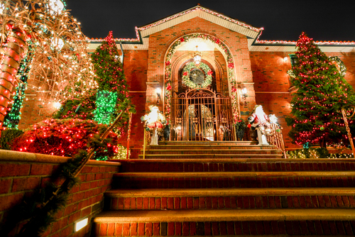 christmas-decoration-of-a-house-in-dykers-height